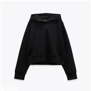 Hoodie  - En super fin zara Hoodie. Använder tyvär så den inte passar mig, skriv om ni vill ha fler bilder, köparen står för frakt💕✨