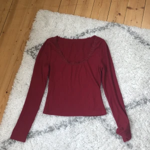 Vinröd långärmad med spets - Rensar garderoben, stretchigt tyg