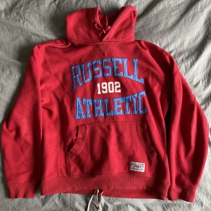 hoodie - oanvänd hoodie köpt secondhand, snöre i midjan för att själv fixa bättre passform storlek M. köpt för 400kr