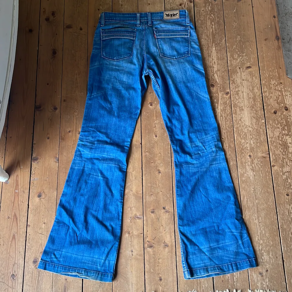 Vintage Levis jeans i bra skick. Lågmidjad och bootcut.  . Jeans & Byxor.