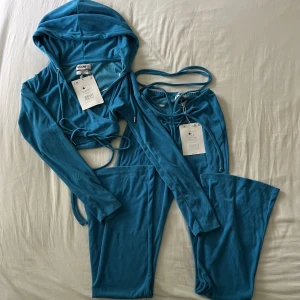 Bershka blått angel set - Supersött blått angel set från bershka. Tröjan har broderat tryck av ängel vingar och på byxorna är ”Hey angel” broderat på baksidan. Aldrig använda, nyskick med lapparna kvar. Båda är storlek S🫶💕