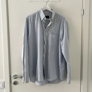 Boomerang Skjorta - Säljer nu en fin & enkel boomerang skjorta som vart inköpt för 3-4 år sedan, men som bara använts några få gånger! Skick 9/10 Ord pris: 850 PRIS EJ HUGGET I STEN! 