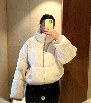 Lurvig jacka - En tjock gosig jacka som tyvärr blev för stor för mig :/ Köpt här på Plick men endast testad. Inga defekter förutom längst ner vid dragkedjan där tyget släppt lite (bild 3) men inget som stör, dragkedjan funkar som den ska😊 Frakt ingår inte i priset 🤎