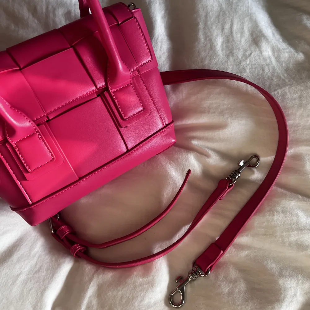 Oanvänd rosa väska, tillhörande justerbar axelrem medföljer💕💕. Väskor.