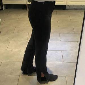 Super fina jeans från Ida Carlssons kollektion med Madlady. Storlek 34 och längd 32. Fint skick men är lite urtvättade . Jag är 1,68cm lång.