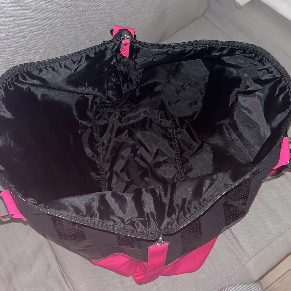 Jättesöt Victoria’s secret väska som jag säljer för att den inte är min stil. Jättebra skick. Nypris ca 500/600 kr. . Väskor.
