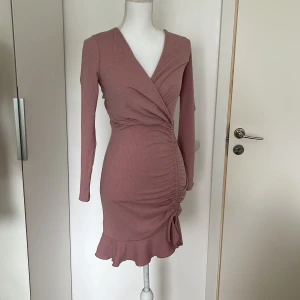 Rosa klänning - En supersöt men även snygg klänning till salu. Köpt från Milano. Skit snygg passform använd två gånger men är nytvättad. Ljusare färg i verkligheten 