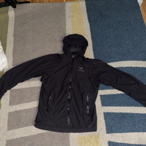 Arcteryx Jacka - här säljer jag min Svart Arcteryx jacka som jag användar ej. den är i bra skick och kostade 3400 ny