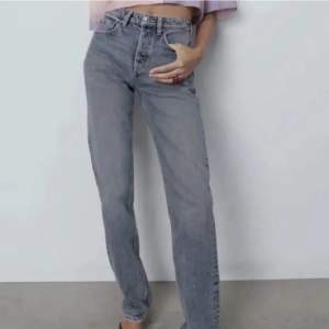 Superfina jeans som jag inte använder längre., lånad bild(har endast dessa bilder på jeansen)💕