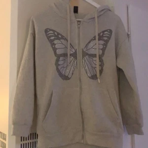 Hoodie - Populär tröja med bling🩵Knappt använd, så inga defekter! Köpt för 220kr