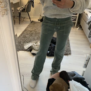 Juicy Byxor - Säljer mina gröna juicy byxor, sällan använt. Inga defekter! Ordinarie pris 1100kr säljer för 700kr + frakt💚