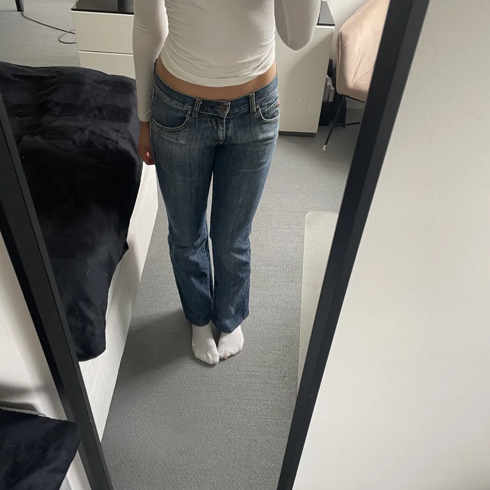 Jättefina jeans, använda men inga defekter💗är 165 men har långa ben. Jeans & Byxor.