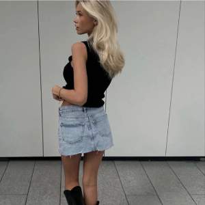 suuuupersnygg low waisted jeanskjol från h&m🥰💛👏🏼 storlek s. 150 kr+ frakt, pris kan diskuteras! obs inte samma kjol på första bilden💞💞