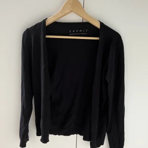 Svart kofta - Svart kofta från esprit i stl m, skriv gärna vid frågor eller för fler bilder🤍
