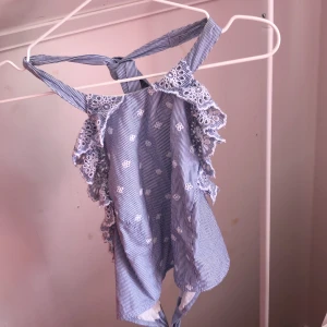 Söt topp med öppen rygg - Blå blus med knytning i bak