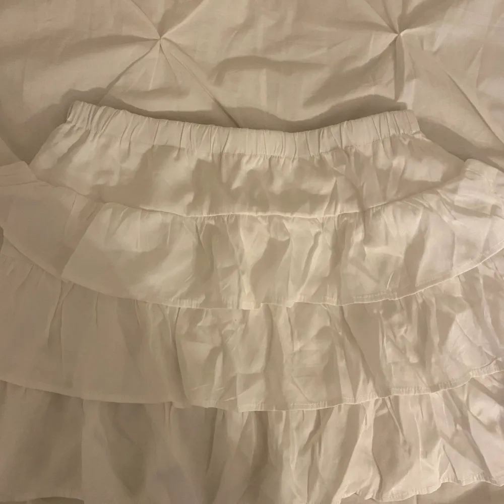 En vit kort volang kjol från Shein 🩵 Aldrig använd 💙. Kjolar.