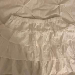 En vit kort volang kjol från Shein 🩵 Aldrig använd 💙