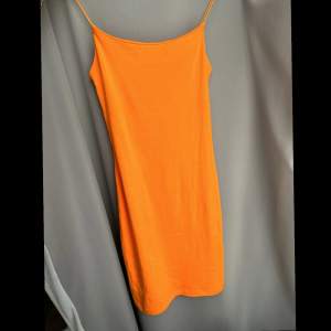 Orange basic klänning från Zara. Klänningen är köpt för nått år sedan men sitter precis likadant som resten av deras minidresses. Den är i storlek M men skulle passa lika bra på en S. Klänningen är använd endast fåtal gånger och säljs för 90kr +frakt🤍