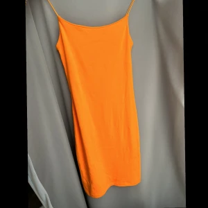 ZARA KLÄNNING - Orange basic klänning från Zara. Klänningen är köpt för nått år sedan men sitter precis likadant som resten av deras minidresses. Den är i storlek M men skulle passa lika bra på en S. Klänningen är använd endast fåtal gånger och säljs för 90kr +frakt🤍