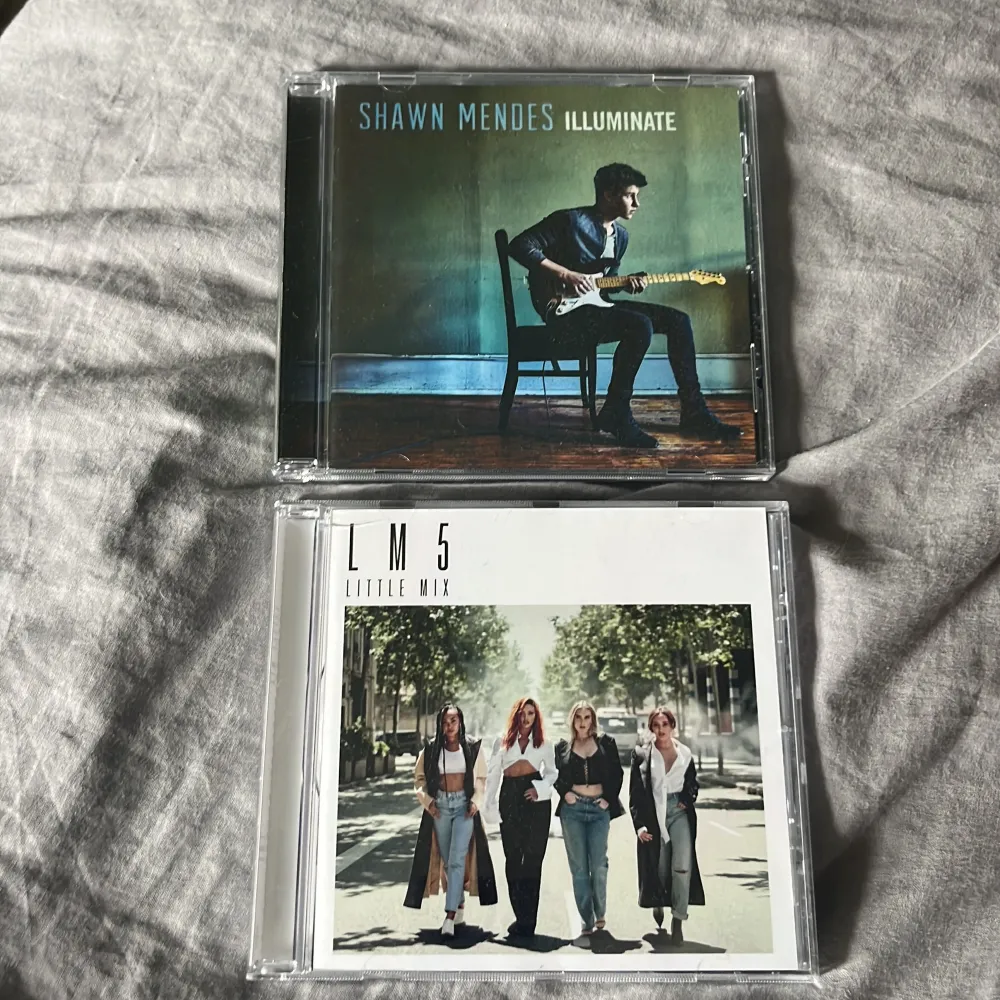 två CD skriver från Shawn Mendes och Little Mix. 40kr st! 79 för båda.❤️. Accessoarer.