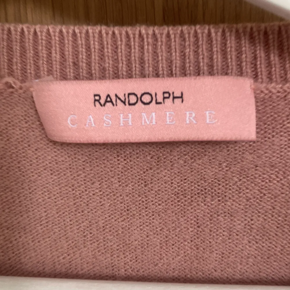 En fin rosa cashmere tröja från Randolph. Rätt så bra skick om man utgår från dom 2 små hålen vid den vänstra armen. Den är i storlek S till xs. Tror att den är köpt för ca 1000 kr säljer denna för 400 för dom små hålen💘 . Tröjor & Koftor.