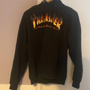 Thrasher hoodie passar S/M/L - Minimalt använd trastar hoodie i storlek M men passar olika storlekar beroende på vilken passform man är ute efter. Pris kan diskuteras vid smidig affär