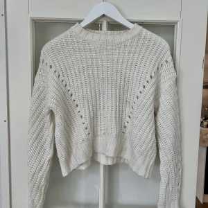 Vit stickad tröja  - Säljer min vita stickade tröja från Bershka☁️den är i storleken XS. Pris kan diskuteras. Alla kläder kommer självklart tvättas en extra gång innan leverans📦