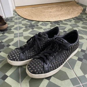 Replayskor - Använda 2 ggr pga fel storlek. Skor med metalldetaljer. 