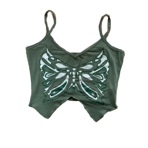Fjärils topp - Topp med fjäril tryck💚 mjukt material, använd 3 gånger💞