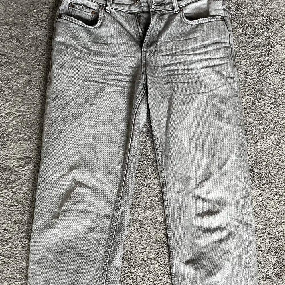 Säljer ett par ljusgråa jeans från GinaTricot i modellen low straight i storlek 36.   Haft ett tag men har inte använts särskilt mycket därav fortfarande fint skick!. Jeans & Byxor.