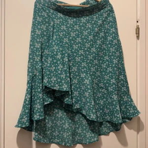 Kjolar  - Grön kjol strl 40 40:-  Kostymkjol strl 40 - 60:- 