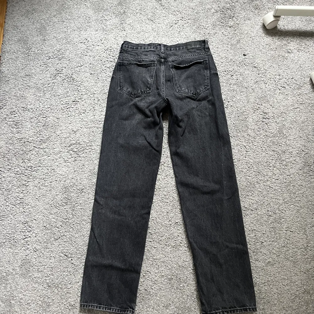 Lågmidjade raka jeans från Gina tricot, nyskick, svarta/urtvättadsvart. Jeans & Byxor.