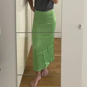 Grön långkjol - Limegrön långkjol. Skrynklig men går att stryka. 