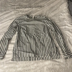 Skjorta  - Grönvit randig skjorta