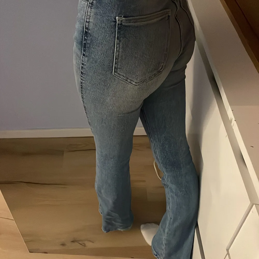 Utsvänga jeans från dr.denim som sitter bra!! Modellen heter moxy flare och är i storlek XS, längd 32. Går precis till fötterna på mig som är 165 cm. 😆 Pris går att diskutera!! Köpta för 499 kr.. Jeans & Byxor.