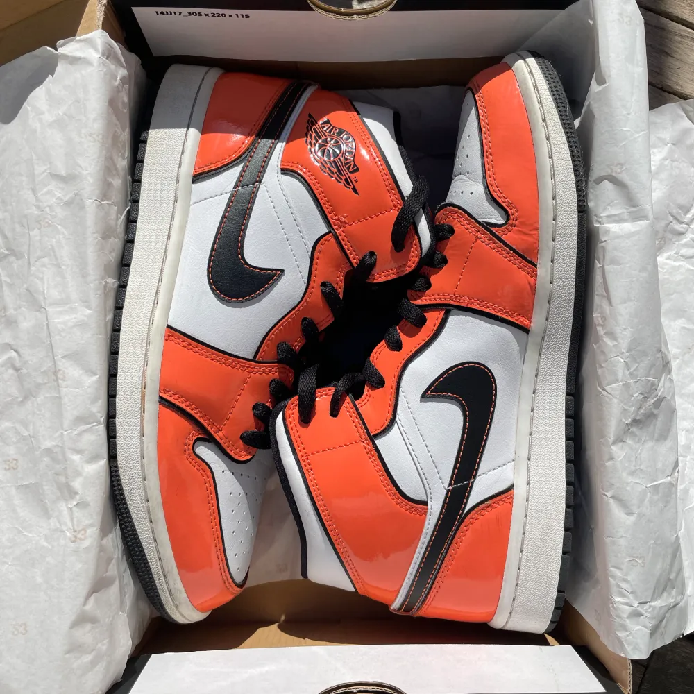 Jordan 1 turf orange mid. Skorna är i nästintill perfekt skick, väldigt få tecken på användning, Nypris är omkring 2800kr mitt pris är en tredjedel. Låda medföljer, pappret som är inuti skorna när de köps är till och med i Pris går såklart att diskuteras🔥. Skor.