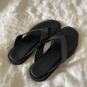 Coola platta sandaler - Svarta platta sandaler köpta i Australien! Helt oanvända<3
