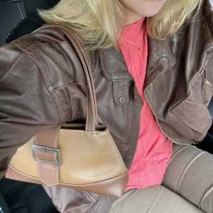 Classy bag☺️ - Säljer denna extremt fina väska som framförallt passar så fint till brunt men även jeans! Väldigt användbar då den passar från allt som fest till casual❤️ Använd men bra skick!🥳