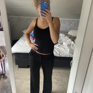 Kostymbyxor - Säljer mina svarta kostymbyxor ”Fiona” från Lindex. Byxorna är i ett mycket bra skick, säljer för att de är lite för korta för mig. 200kr+frakt 