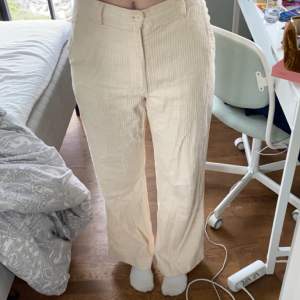 Krämvita Manchester byxor från H&M😄 köparen står för frakt 
