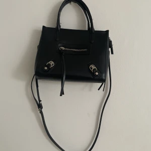 Handväska  - Så fin handväska man kan bära i handen eller över axeln. Den är rymlig och har Fler fack inuti. Köp sker via ”köp nu”
