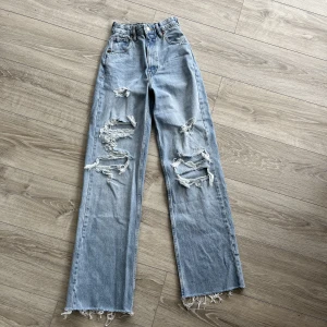 Zara jeans - Ett par håliga wide leg high waist jeans från zara💗 skriv till mig vid intresse😇