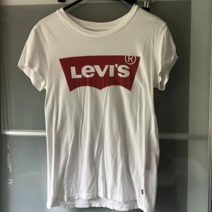 Levi’s t-shirt - • Storlek: XS • Officiel levis t-shirt • Väl använd men i bra skick • 100% bomull