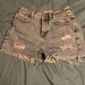 Jeansshorts  - Ett par snygga jeansshorts från zalando, måttligt använda men bra skick! Strl 152🌸 köparen står för frakten