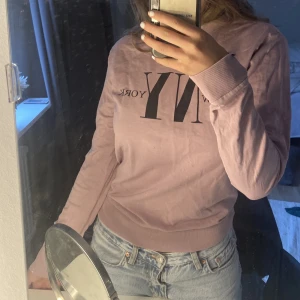 Tröja  - Fin tröja som jag köpt av en annan på Plick men som var lite för liten för mig. 