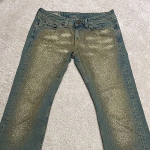 Världens coolaste guldiga glittriga jeans! - Så sjukt coola och unika jeans! Äkta vintage fornarina jeans,  över 20 år gamla men i super skick! Går inte att få tag på! Lågmidjade och bootcut! ❤️ Midjemåttet ( rakt över) : 38 cm. Innerbenslängden: 75 cm ❤️Liknar zara guldjeansen !