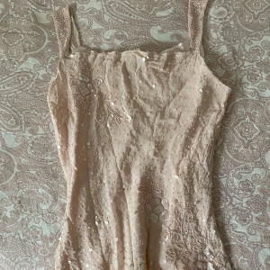 Rosa linne  - Rosa linne med sååå fina detaljer! Färgen är lite mer rosa i verkligheten än som syns på bilden. Står storlek 10 i men skulle uppskatta att det är en S-M. 🌸Skriv för fler bilder! 