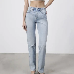 Zara jeans - mid rise jeans från zara, blå, storlek 36, använts men fint skick