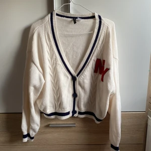 Jättefin cardigan - Jättegullig cardigan från H&M! Den passsr som en Xl och är jätteskön. Den är i nyskick och har aldrig användits!
