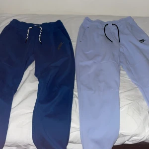 Nike tech - Säljer båda dessa Nike tech byxkor ett par för 400 kr ena är ljus blå och andra mörk blå. Skriv om ni är intresserade 😇